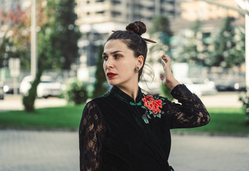 modelo luciendo traje flamenco con detalles bordados