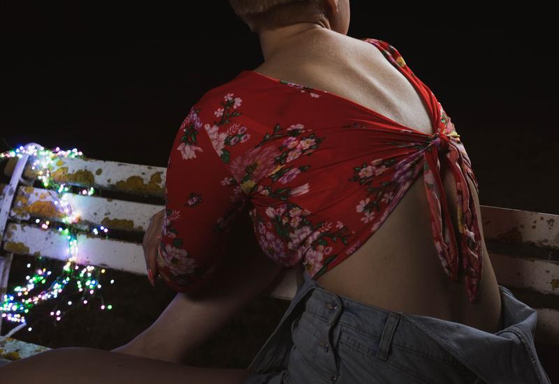 detalle de manton flamenco artesanal con elegantes bordados